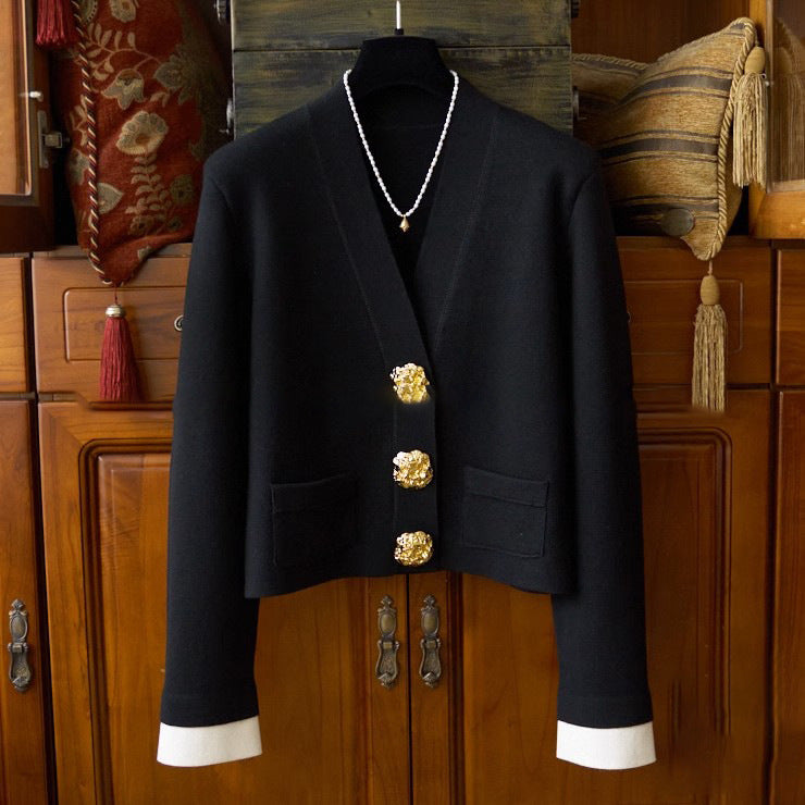 Cardigan tricoté de luxe à col en V avec boucle dorée