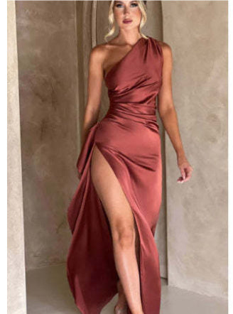Kesperi –Robe élégante en satin à épaule dénudée avec fente