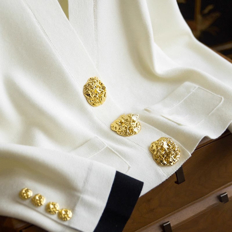 Cardigan tricoté de luxe à col en V avec boucle dorée