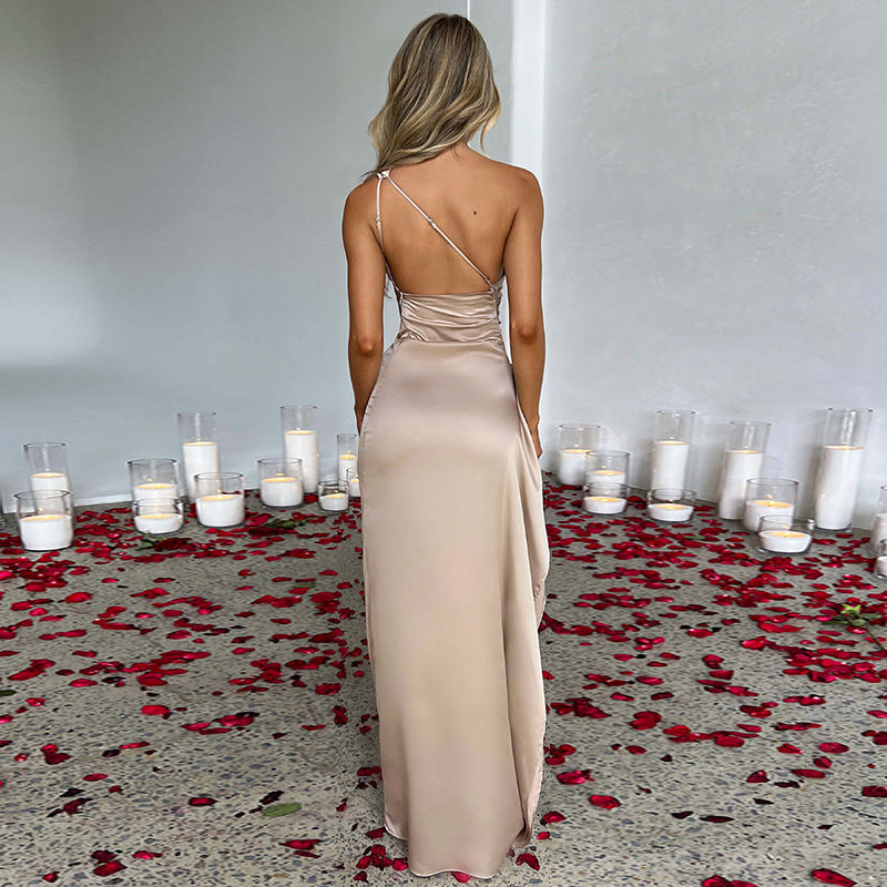 Kesperi –Robe élégante en satin à épaule dénudée avec fente