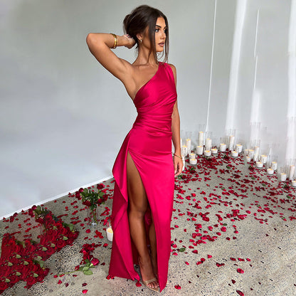 Kesperi –Robe élégante en satin à épaule dénudée avec fente